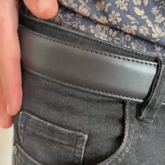 Cintur&oacute;n Cayman Negro en mano